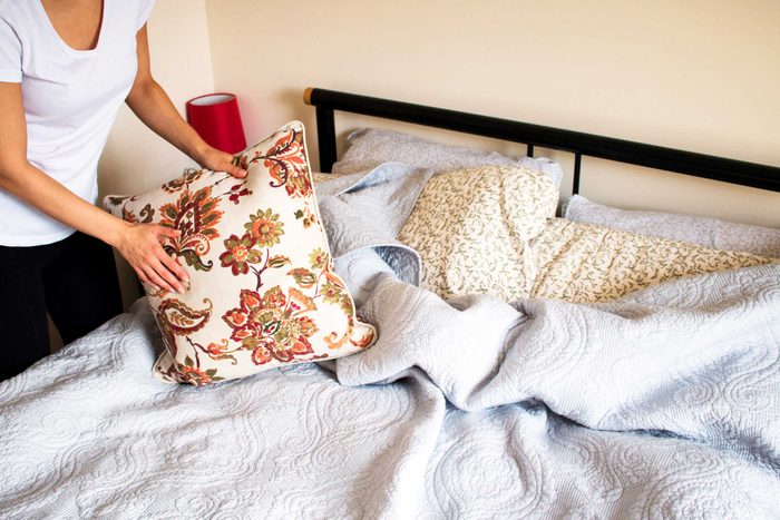Things_professional_housecleaners_do_homes_every_day_make_bed