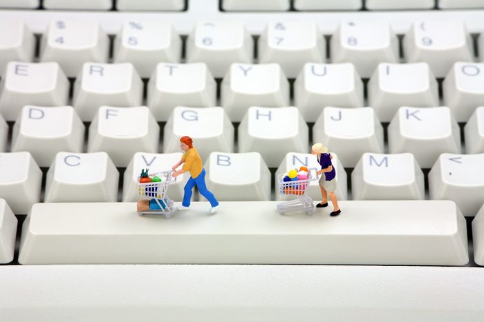 11 Red Flags That a Shopping Site Is Fake—and About to Steal Your Money