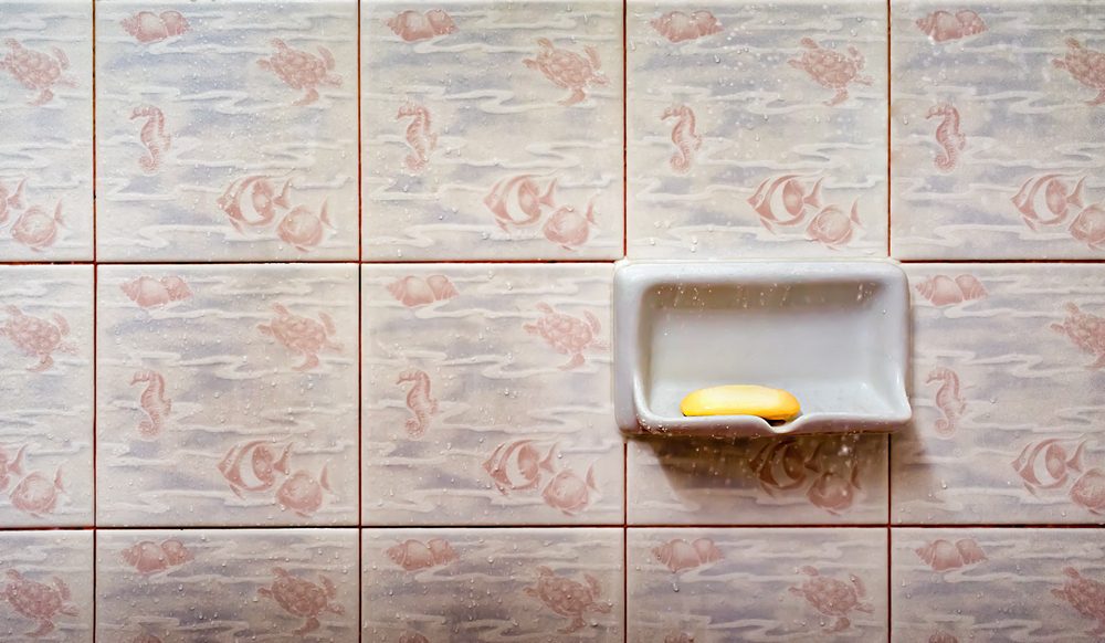 Using vinegar to clean ceramic tile