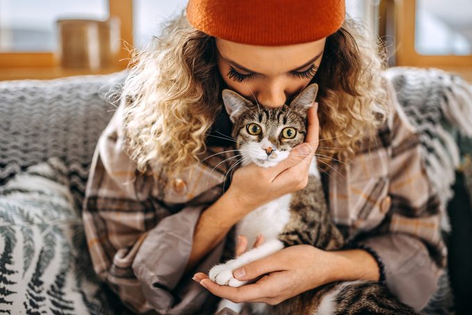 Do Cats Like Kisses? What Experts Say You Need to Know
